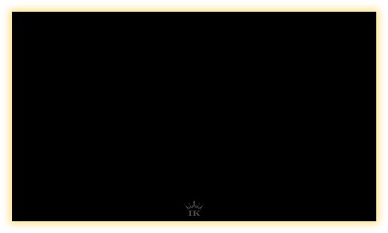 Zwarte inductiekookplaatbeschermer met gouden rand en 'IK' logo onderaan.