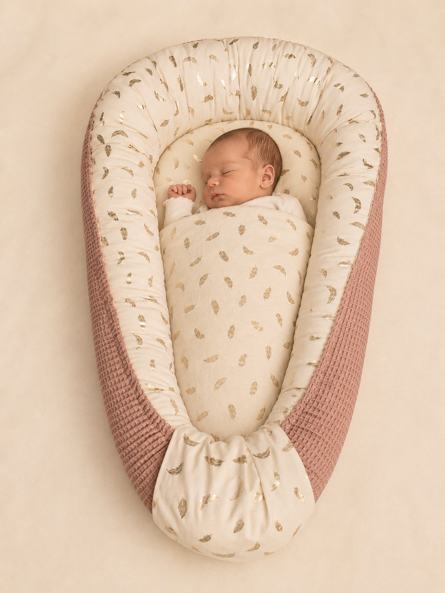 Babynestje oud roze met gouden blaadjes