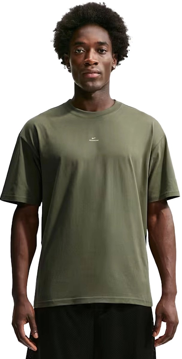 Nike standard issue dri-fit t-shirt in de kleur . Groen