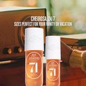 Twee flesjes Sol de Janeiro Cheirosa 71 parfum mist naast een vintage radio.