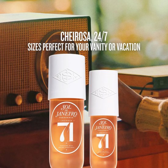 Twee flesjes Sol de Janeiro Cheirosa 71 parfum mist naast een vintage radio.