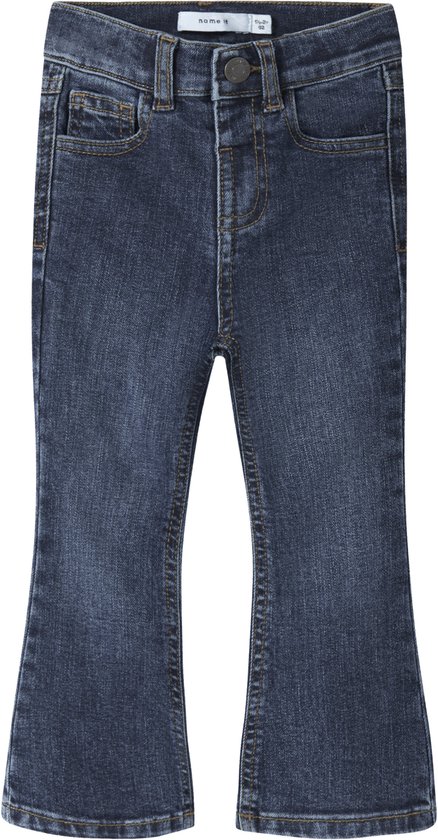Donkerblauwe meisjes jeans met uitlopende pijpen en koperkleurige stiksels. Merk: Name It.