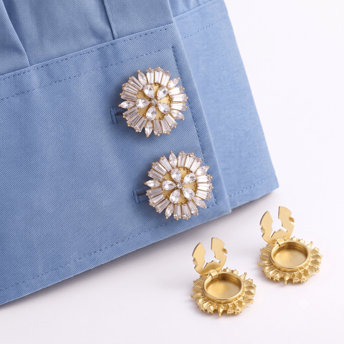 Button Covers Set van 2 - Knoop Covers voor Overhemden & Blouses - Zonnebloem Motief met Kristalsteentjes - Manchetknopen Alternatief - Accessoires Cadeau - Wit