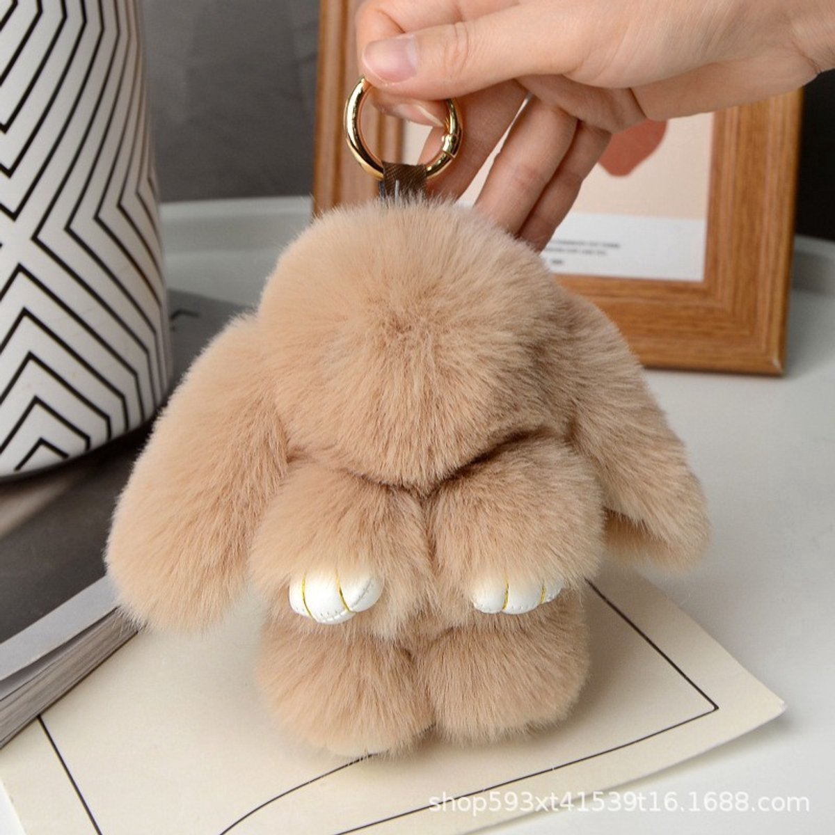 Casalora Sleutelhanger - Schattige Konijn Sleutelhanger 15 cm - Fluffy - Pluche Konijn Knuffel Sleutelhanger voor Tas of Sleutelbos – Kawaii Konijntje Tasdecoratie Cadeau voor Meisjes - Donkerkaki