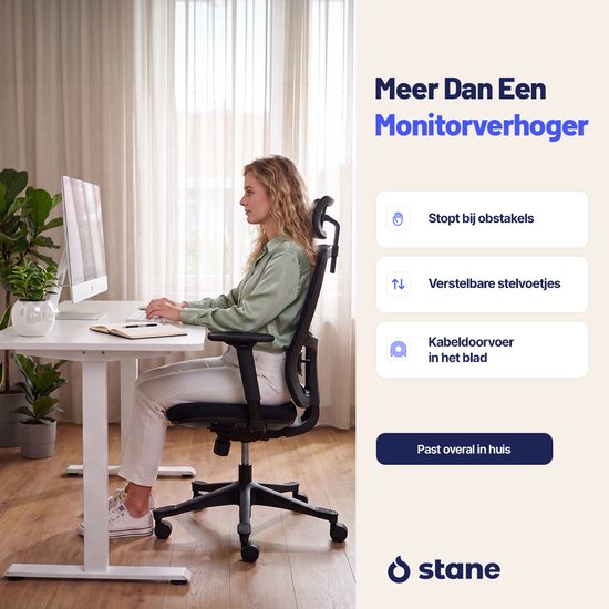 Vrouw aan een wit Stane bureau, met zwarte bureaustoel, bureau heeft kabeldoorvoer in het blad.