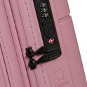 Lichtroze koffer met ritssluiting, TSA-combinatieslot en American Tourister logo.