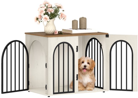 Hondenbench met gebogen deuren, een bruin tafelblad en een kleine hond erin. Links en rechts open deuren.