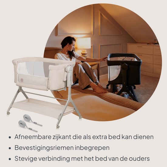 Femme à côté d'un lit cododo beige, touchant un autre lit cododo gris foncé près d'un lit. Sangles de fixation visibles.