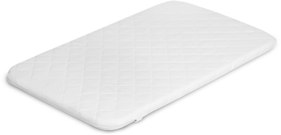 Wit matras met ruitpatroon voor een co-sleeper.