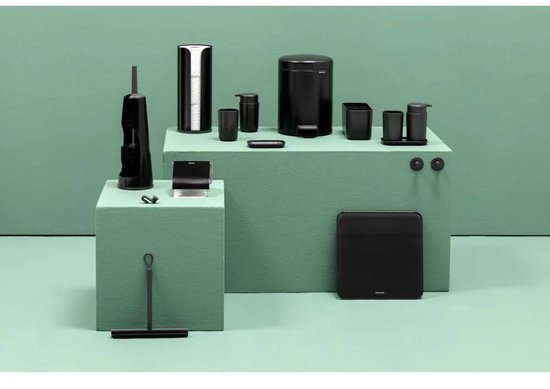 Ensemble d'accessoires de salle de bain noirs Brabantia, dont une brosse de toilette.