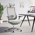 Ergonomische bureaustoel met lichtgrijze stoffen zitting en ademend mesh rugleuning.