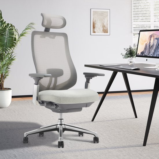 Ergonomische bureaustoel met lichtgrijze stoffen zitting en ademend mesh rugleuning.