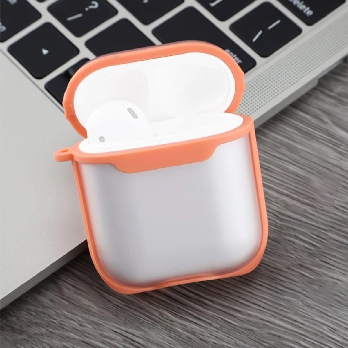 Mobigear Hoesje geschikt voor Apple AirPods 1 Hardcase Hoesje | Mobigear Shockproof - Oranje