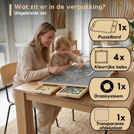 Vrouw en kind maken een puzzel op een grijs puzzelbord met gele sorteerlades. Verpakking met puzzelbord, 4 lades, draaisysteem en deksel.