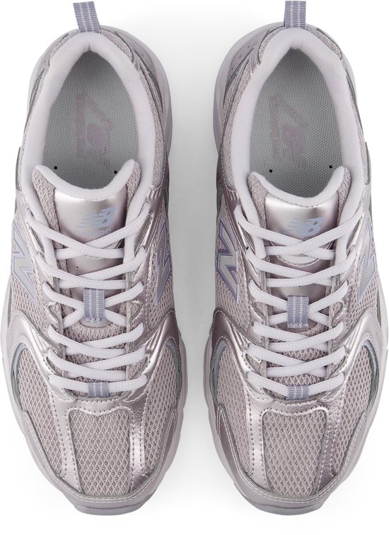 Grijze New Balance 530 sneakers van mesh en metallic materiaal, met veters.