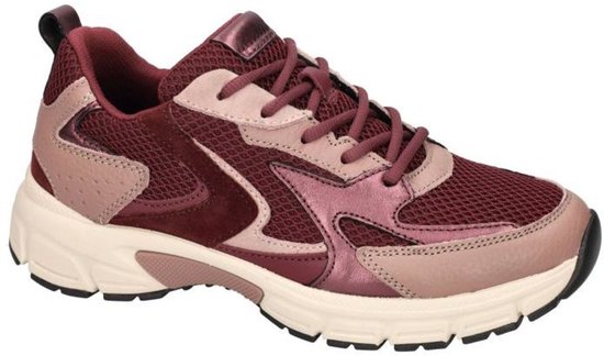 Burgondische sneaker met roze en beige accenten, vetersluiting, opengewerkte zijkant.