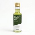Flesje Thewootz druivenpitolie met een groen etiket waarop 'GRAPE SEED OIL' staat. De fles heeft een gouden dop.