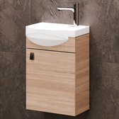 Wastafelmeubel in sonoma eiken, aan de muur gemonteerd, met een witte keramische wastafel en chromen kraan.