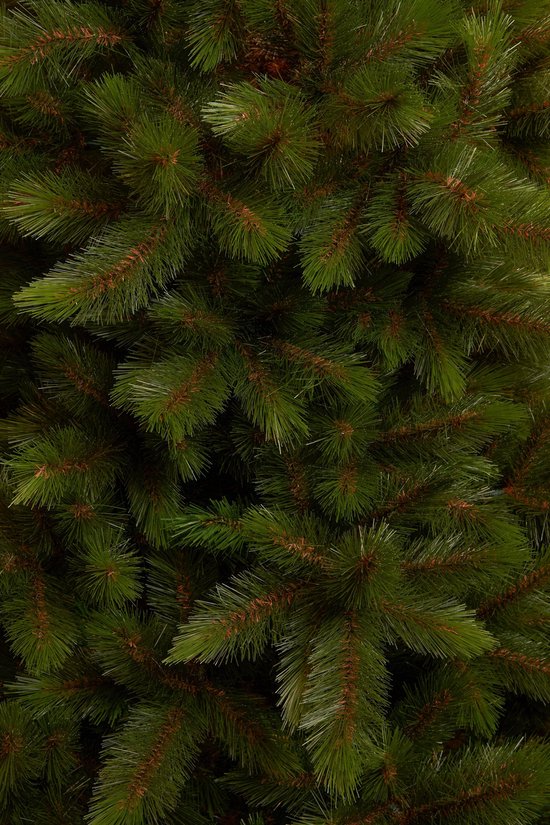 Close-up van de textuur en de groene naalden van de Triumph Tree kunstkerstboom.