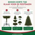 Illustratie van de stappen voor het opzetten van een kerstboom: monteren van de stam, plaatsen van de takken en vormgeven.
