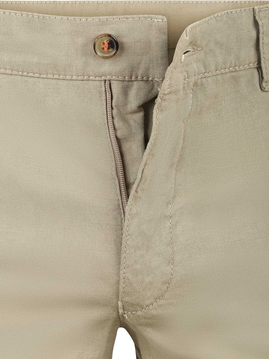 Sluiting van een beige chino broek met knoop en ritssluiting.
