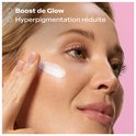 Model brengt Weleda Glow Perfecting Serum Drops aan op het gezicht.