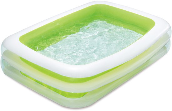 Piscine gonflable avec bordure verte, remplie d'eau bouillonnante.