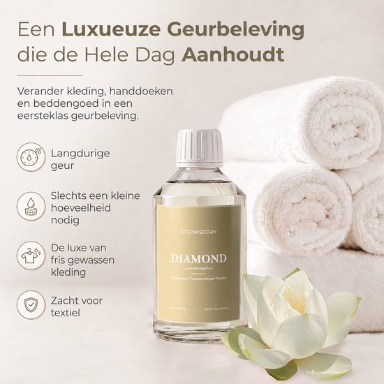 Fles SteamStory "DIAMOND" luxe wasparfum met witte lotusbloem, handdoeken en tekst "Een Luxueuze Geurbeleving die de Hele Dag Aanhoudt".