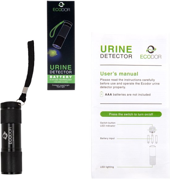 Zwarte Ecodor EcoLight UV zaklamp met polsbandje, de verpakking en de gebruikershandleiding. Handleiding toont hoe de lamp werkt en werkt op 3x AAA batterijen.