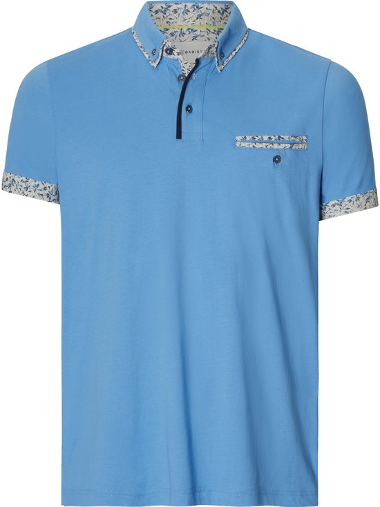 Blauw poloshirt met korte mouwen, kraag met print en borstzakje. Merknaam 'BABISTA' zichtbaar.