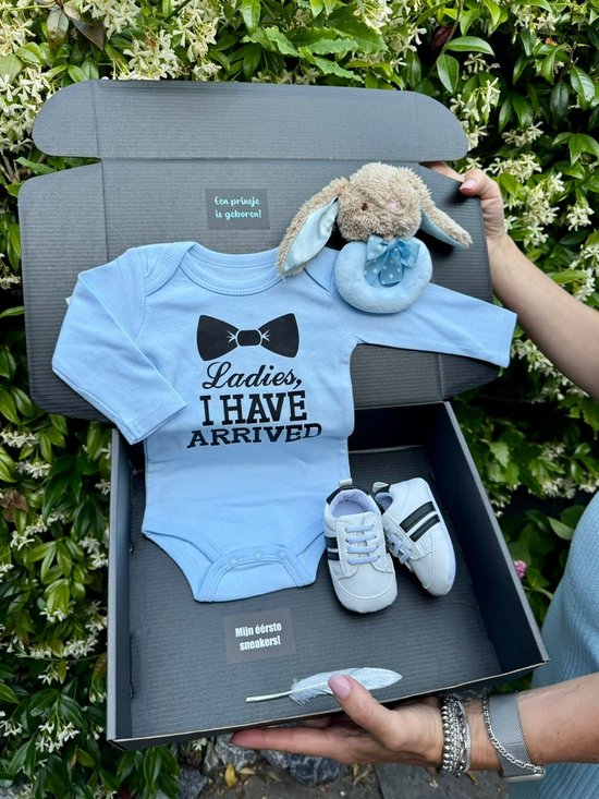 Kraamcadeau Jongen Blauw - Romper ‘Ladies I Have Arrived’ met Babyschoentjes en Rammelaar - Geboortecadeau — afbeelding 2