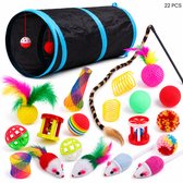22-delige set kattenspeeltjes met o.a. een tunnel, muizen, ballen en een veertje aan een stokje.
