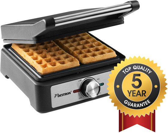 Zwart wafelijzer met zilveren details en twee goudbruine wafels. "TOP QUALITY 5 YEAR GUARANTEE" sticker.