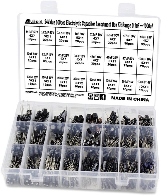 Een open assortimentsdoos met 24 vakken, gevuld met 500 zwarte elektrolytische condensatoren. Labels tonen capaciteit en voltage, bv. 100uF 25V.