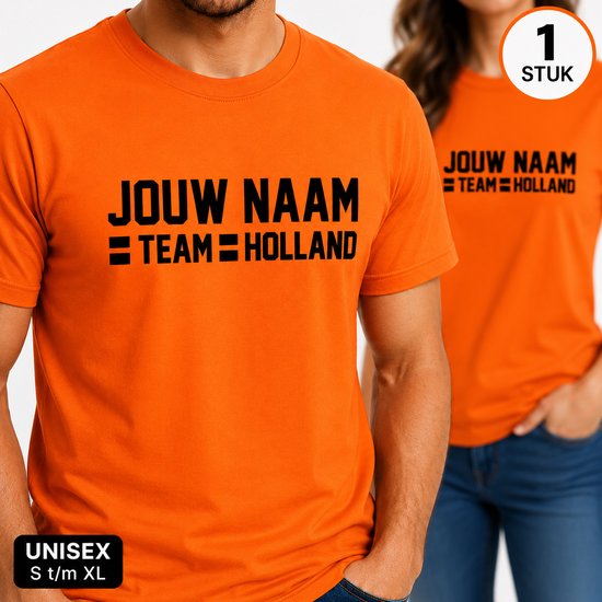 Close-up van een man en vrouw in oranje t-shirts met de tekst "JOUW NAAM = TEAM HOLLAND". Unisex, maten S t/m XL.