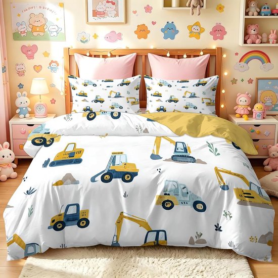 Kinderslaapkamer met bed voorzien van een dekbedovertrek met bouwvoertuigen, in wit en geel.