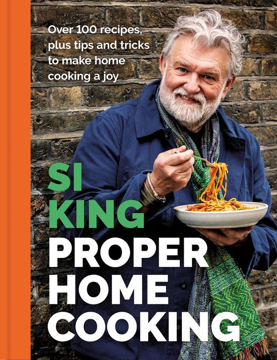 Boekcover met chefkok Si King, die met een vork spaghetti uit een schaal eet. Tekst: 'Over 100 recipes, plus tips and tricks to make home cooking a joy. SI KING PROPER HOME COOKING.'
