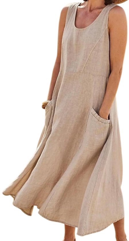Robe beige aspect lin avec manches courtes, col rond et grandes poches plaquées. La robe flotte autour des jambes.