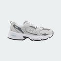 Grijze New Balance sneaker met witte veters, 'N' logo en '530' op de hiel.
