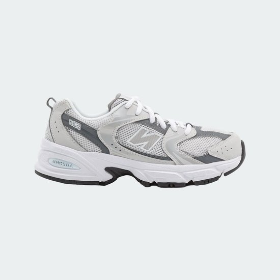 Grijze New Balance sneaker met witte veters, 'N' logo en '530' op de hiel.
