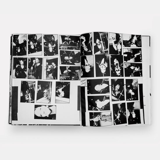 Open boek met zwart-witfoto's van mensen in pak, sommigen met zonnebril, verspreid over de pagina's.