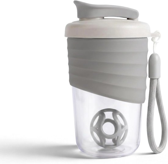 Grijze, inklapbare shaker met mengbal. Transparante bodem, grijze geribbelde mouw en witte dop, geïsoleerd op witte achtergrond.
