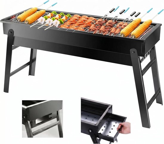 Een zwarte, draagbare barbecue met poten, met maïs, groentespiesen en gegrilde garnalen op het rooster.