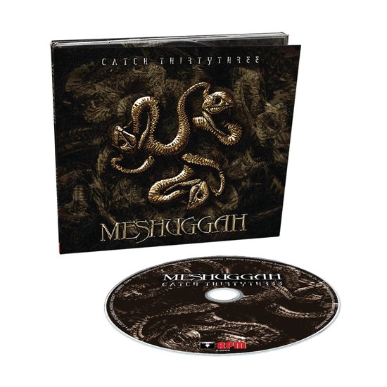 Meshuggah's 'Catch Thirtythree' albumhoes met een gouden slang op een donkere achtergrond, met de cd ernaast.