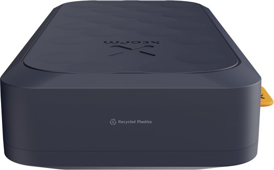 Donkergrijze Xtorm powerbank met honingraatpatroon, tekst "Recycled Plastics" en oranje knopje.