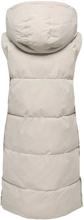 Lichtgrijze lange, gewatteerde bodywarmer met capuchon, van voren gezien.