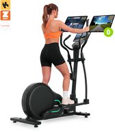 Vrouw traint op een zwarte crosstrainer, kijkend naar twee tablet-schermen met virtuele trainingsprogramma's.