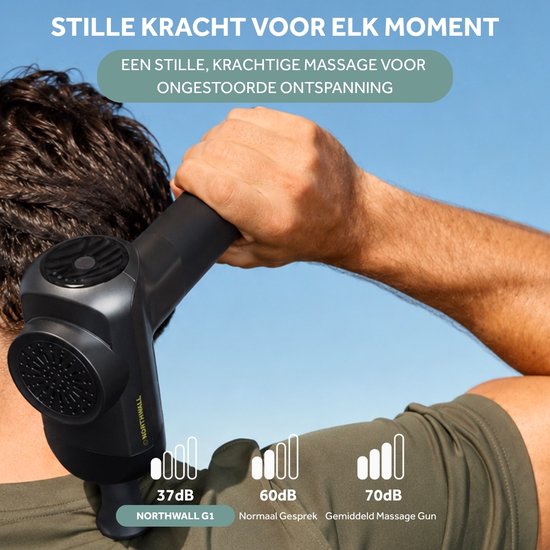 Zicht op de schouder van een man met een zwart massagepistool "Northwall G1". Tekst "Stille kracht voor elk moment" en geluidsniveaus 37dB, 60dB, 70dB.
