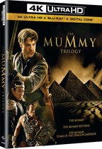 The Mummy Trilogy 4K UHD Blu-ray hoes met Brendan Fraser, Jet Li en Arnold Vosloo, met piramides op de achtergrond.