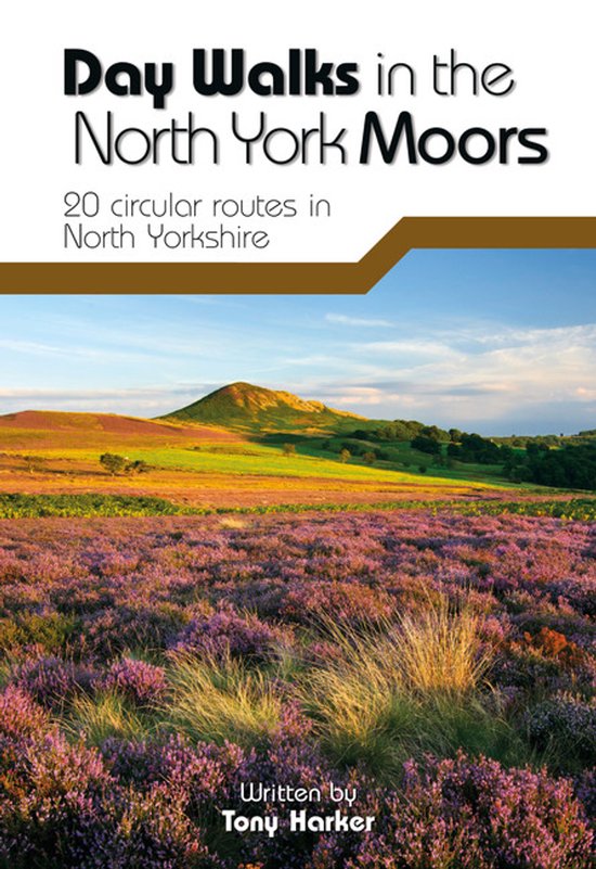 Boek 'Day Walks in the North York Moors' met afbeelding van heideveld en glooiende heuvels onder een blauwe lucht.